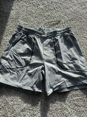 Luluemon license to attain shorts lined XL